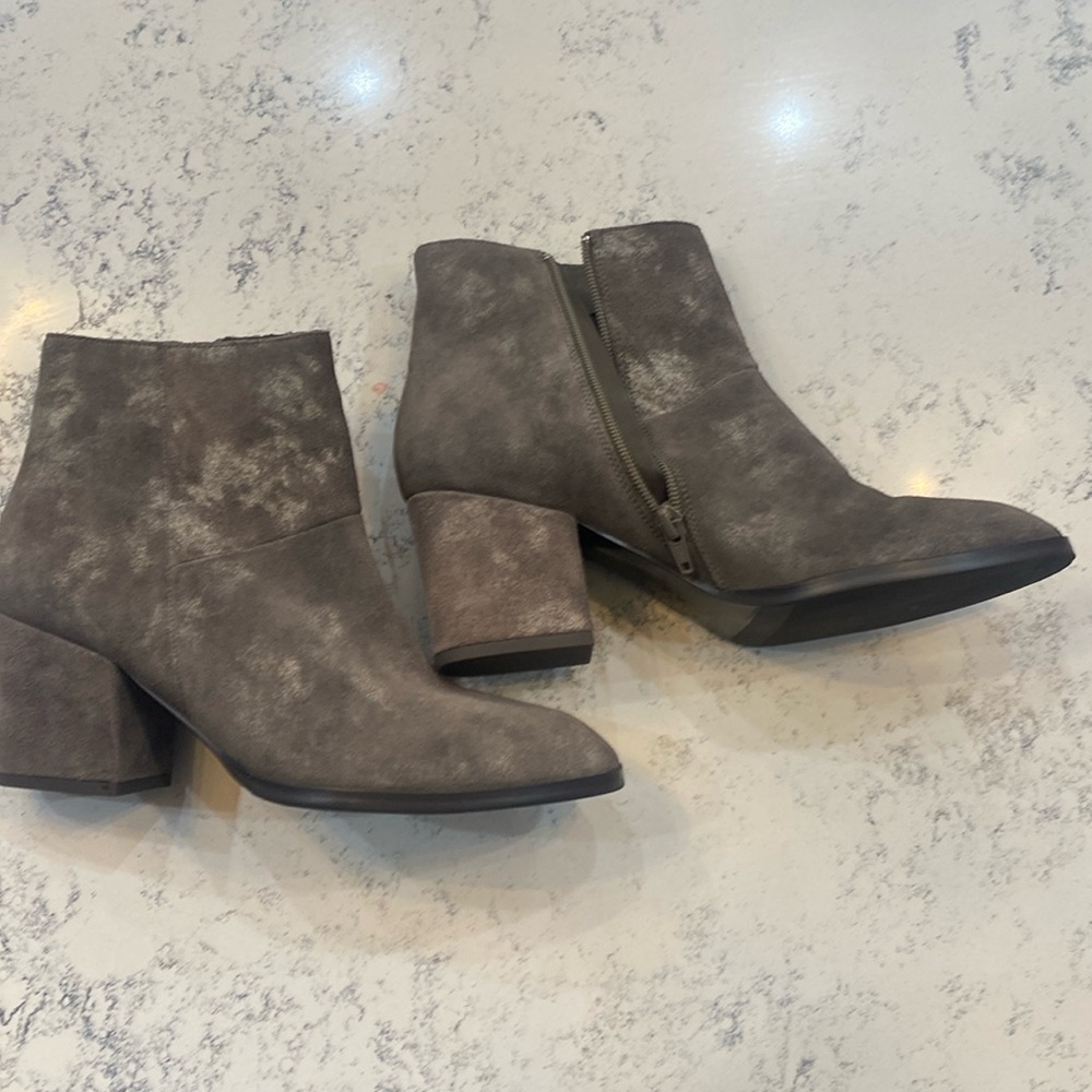 New Vaneli Diddy Taupe Rose Boots size 8 1/2 with 2 in heel.